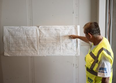 Stefan analyserar en ritning av en byggnad