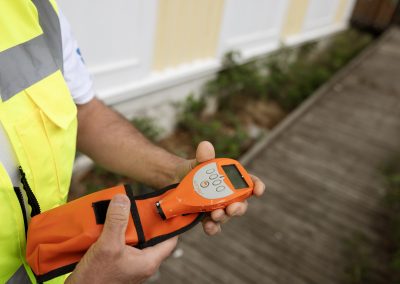 Stefan med ett mätinstrument vid en måleribesiktning