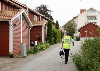 Stefan påväg till ett konsultjobb, gåendes genom ett bostadsområde